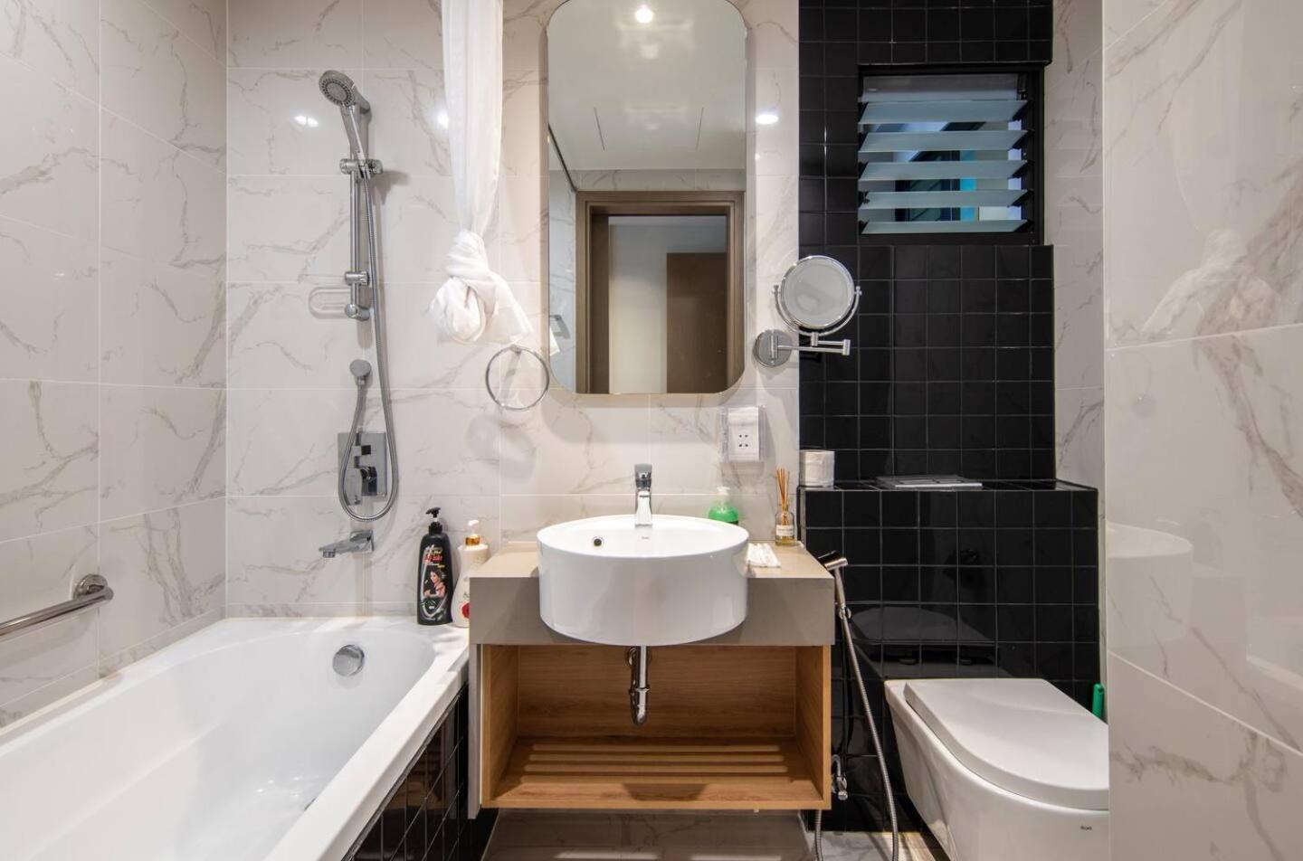Luxury 2 Or 3Br Apartment In Dist 1 N Pool, Gym, Airport Pickup Хошимин Екстериор снимка