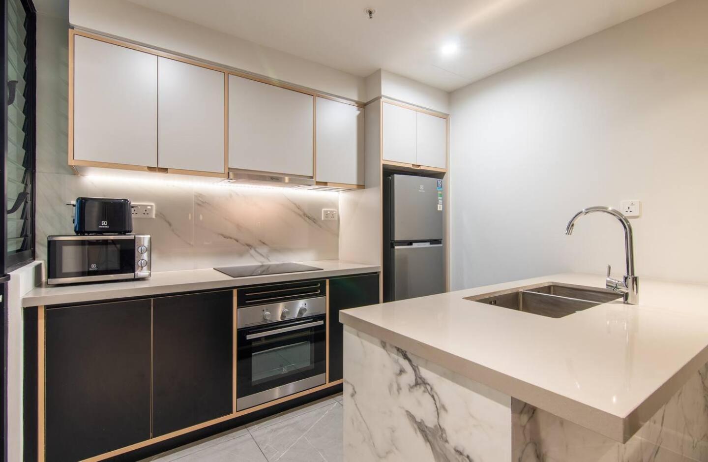 Luxury 2 Or 3Br Apartment In Dist 1 N Pool, Gym, Airport Pickup Хошимин Екстериор снимка