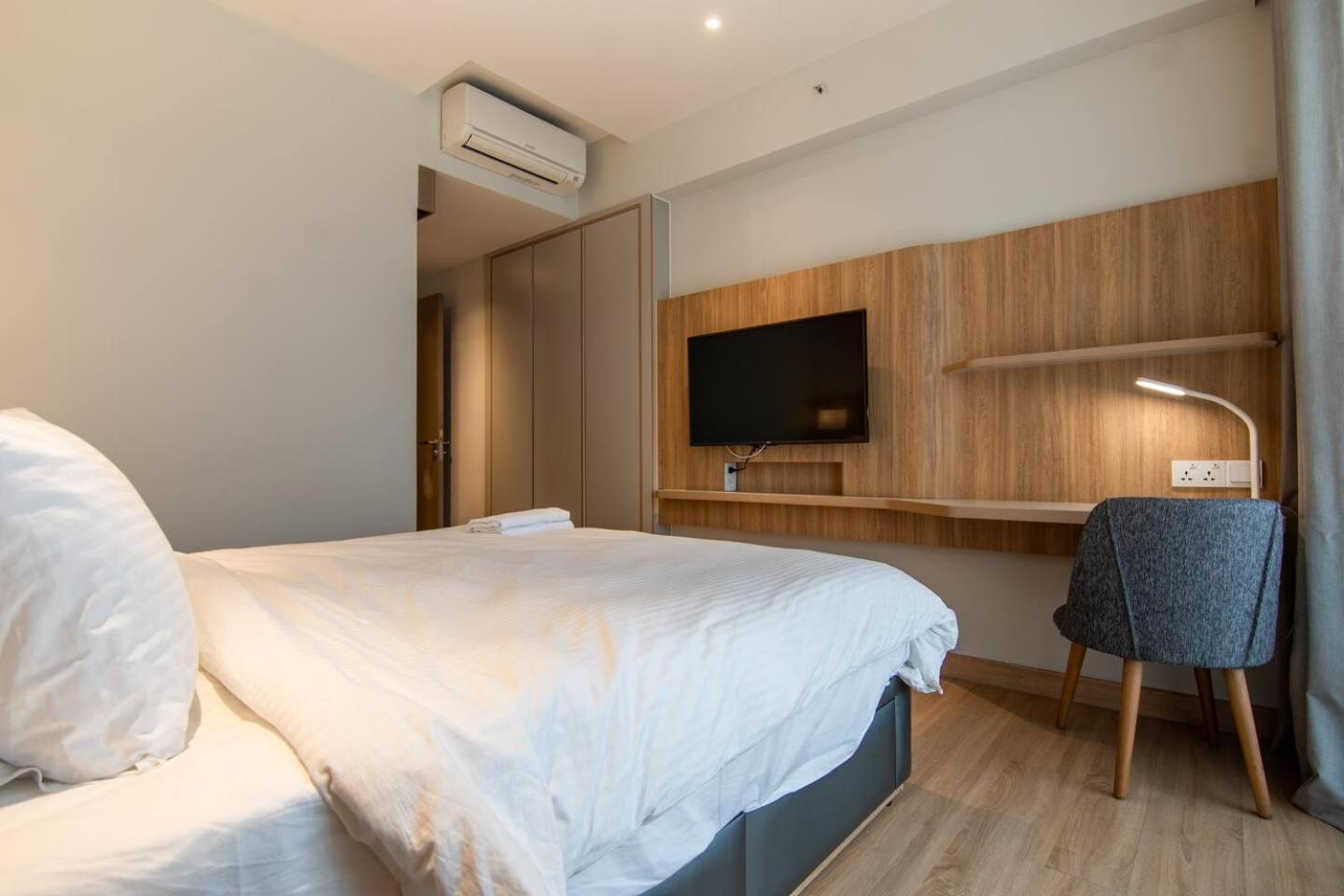 Luxury 2 Or 3Br Apartment In Dist 1 N Pool, Gym, Airport Pickup Хошимин Екстериор снимка