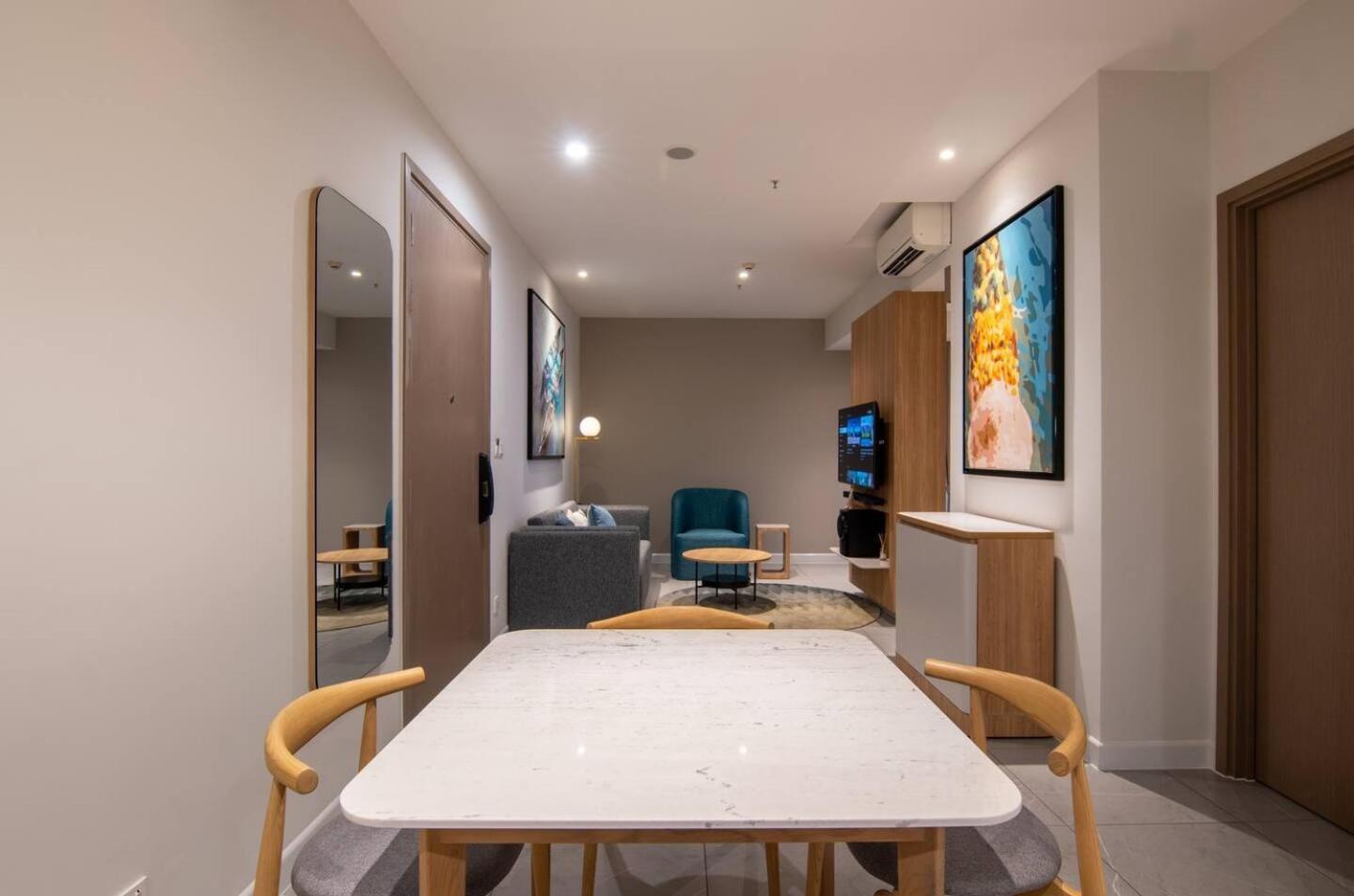 Luxury 2 Or 3Br Apartment In Dist 1 N Pool, Gym, Airport Pickup Хошимин Екстериор снимка