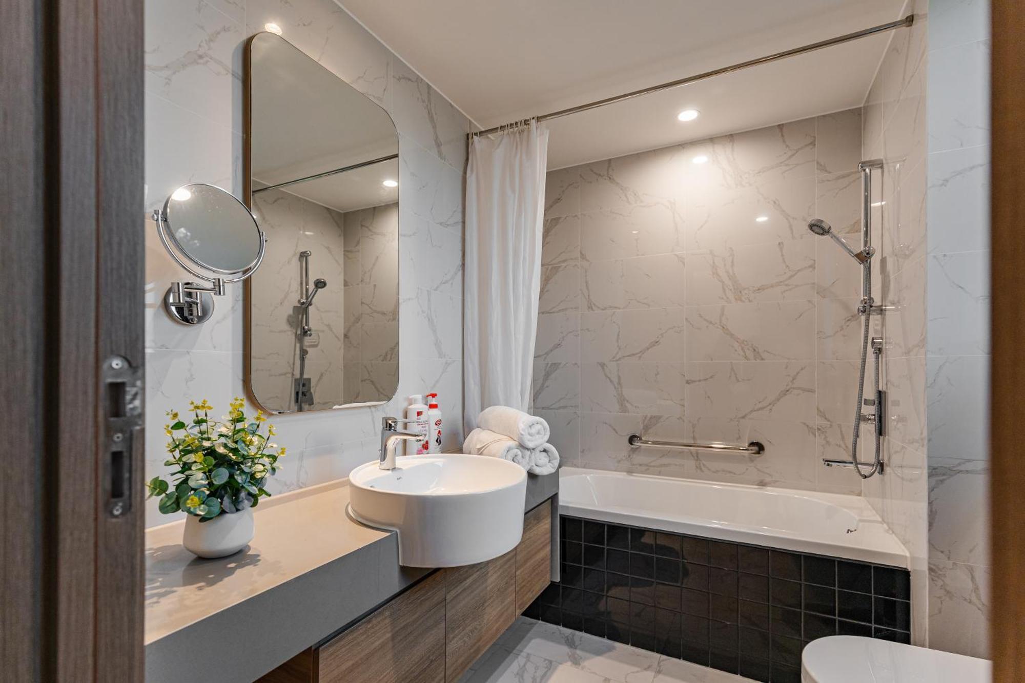 Luxury 2 Or 3Br Apartment In Dist 1 N Pool, Gym, Airport Pickup Хошимин Екстериор снимка