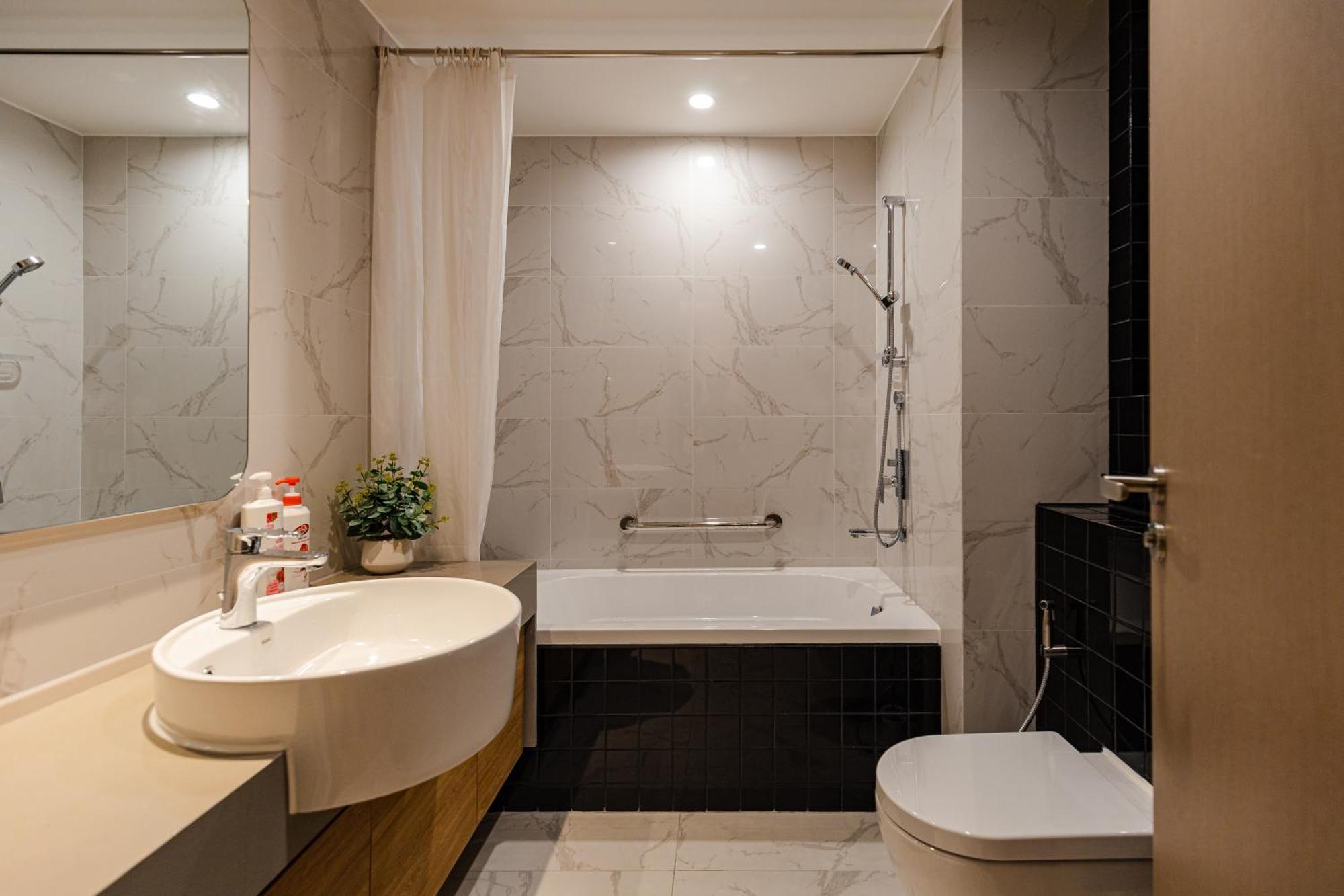 Luxury 2 Or 3Br Apartment In Dist 1 N Pool, Gym, Airport Pickup Хошимин Екстериор снимка